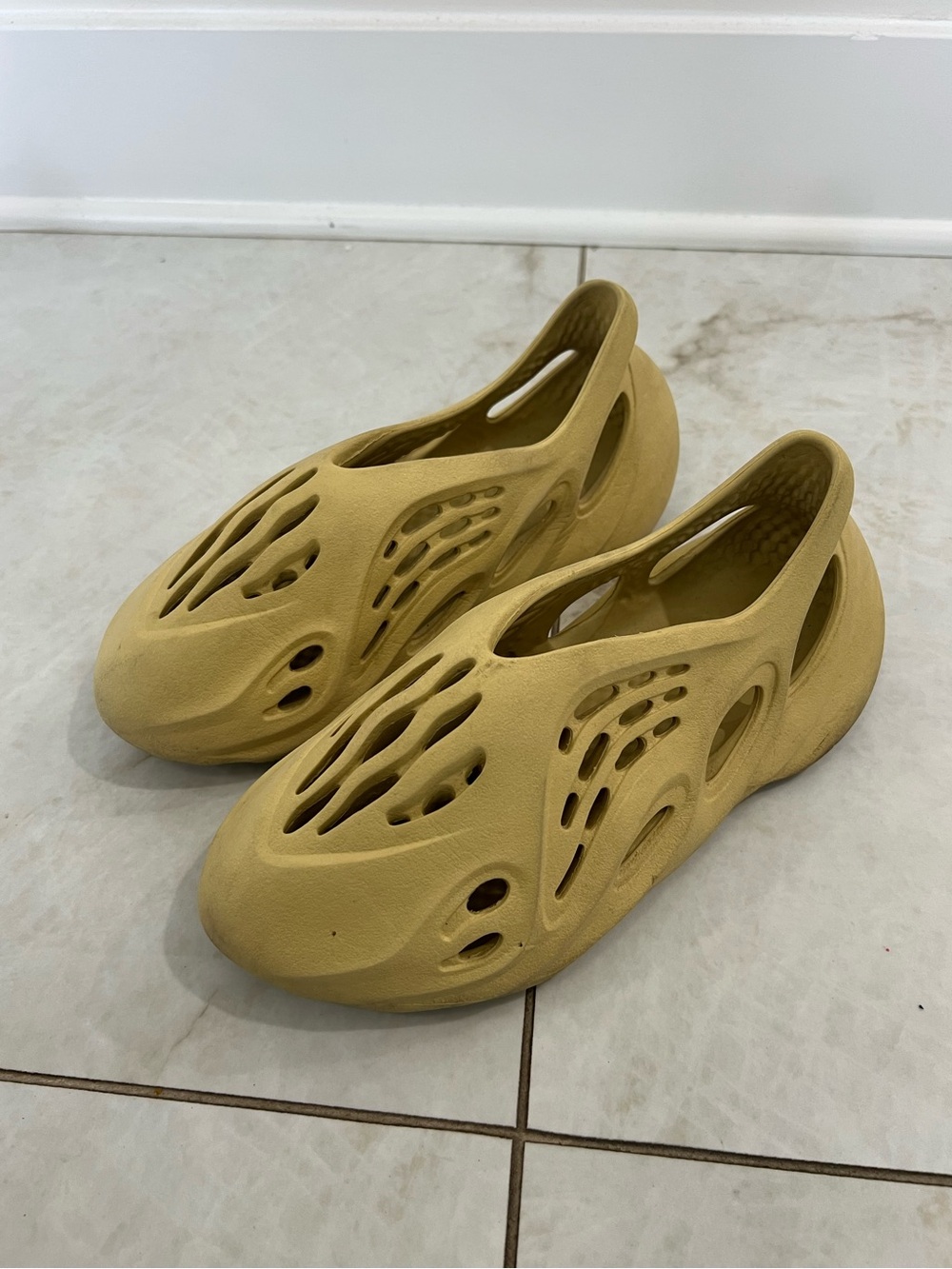 Adidas Yeezy Foam Runner Sulfur Slip On Clogs Size 7 US